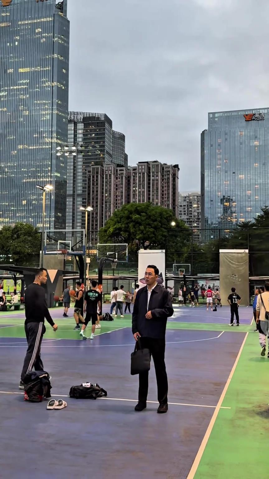 西装暴徒！谁说伏案坐办公室的中年男人不会打球？