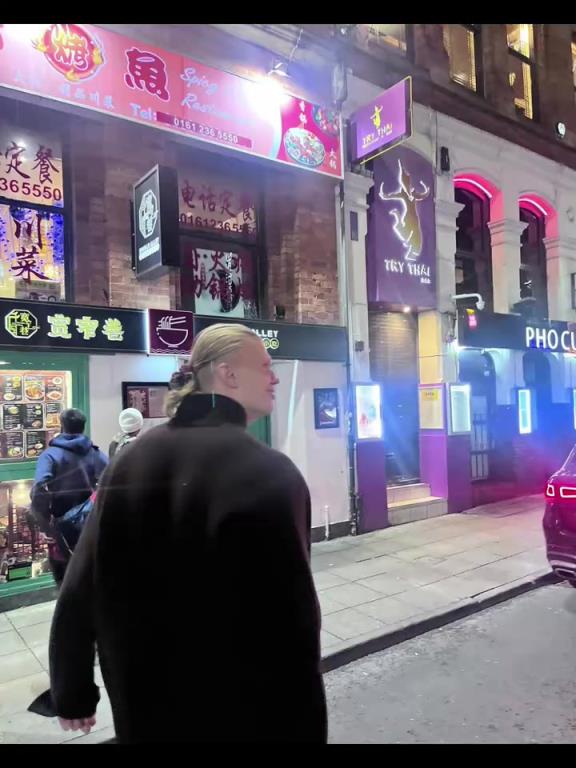 吃不完打包带走!哈兰德去吃中餐和粉丝一起合影! 吃不完打包带走!哈兰德去吃中餐和粉丝一起合影!