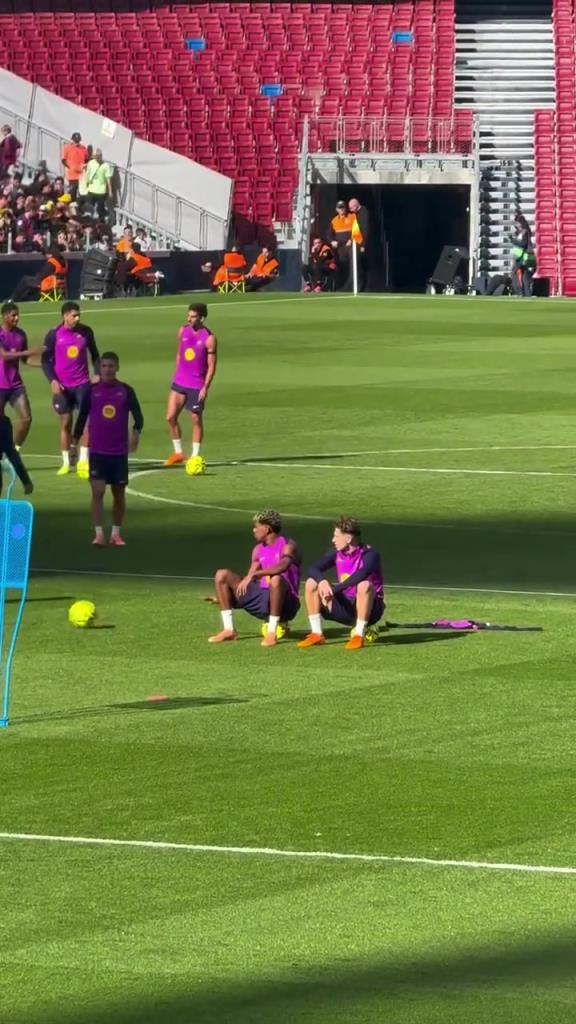 亚马尔和费尔明坐在球上探讨未来,一旁的巴尔德是真调皮~ 亚马尔和费尔明坐在球上探讨未来,一旁的巴尔德是真调皮~