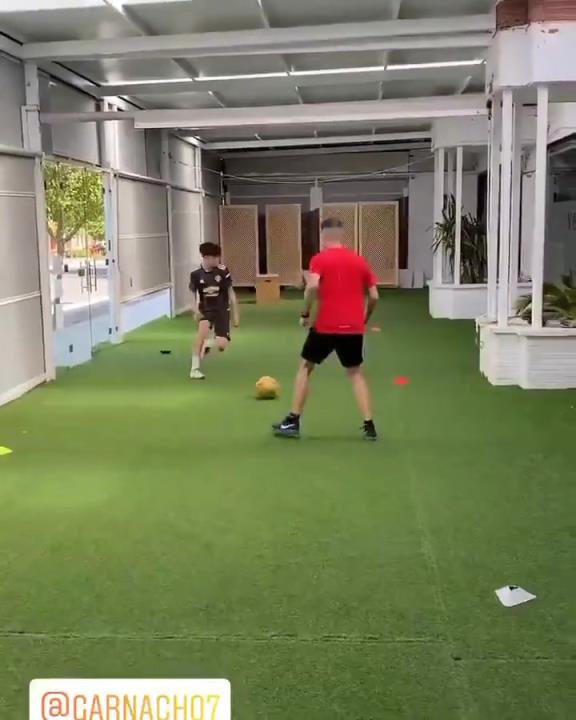 从这个视频能看出来加纳乔基本功太差了,回传的球全都是飞起来的 从这个视频能看出来加纳乔基本功太差了,回传的球全都是飞起来的