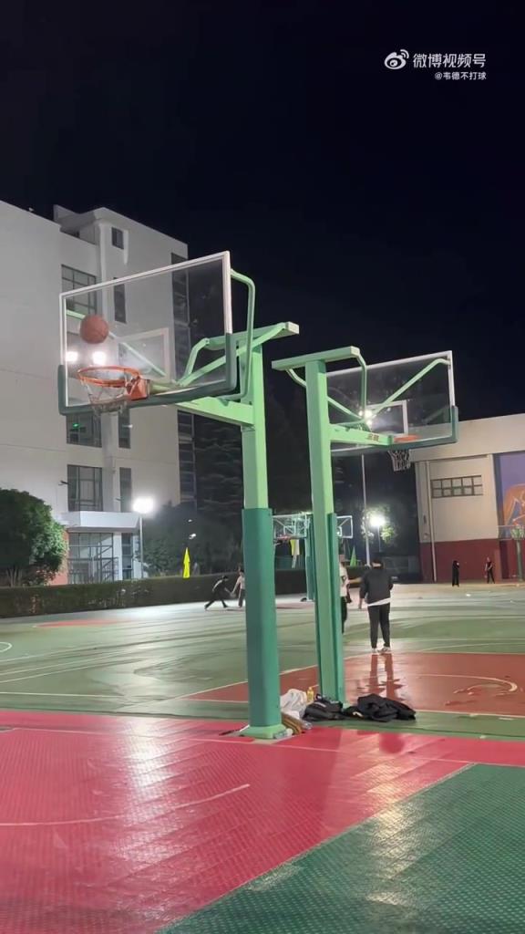 这妹子的背打,谁想上去教她两招的? 这妹子的背打,谁想上去教她两招的?