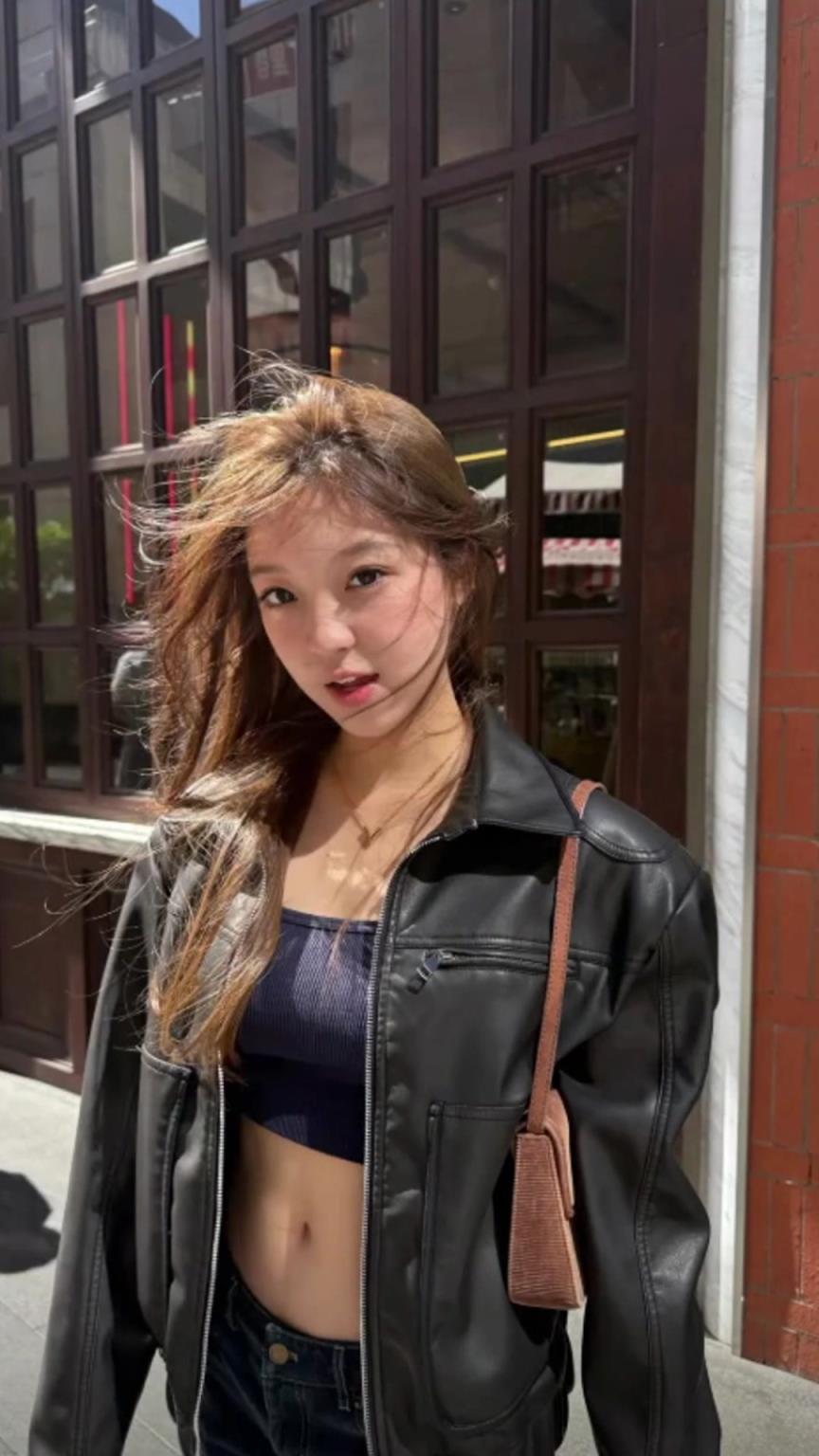 年轻漂亮!疑似拜合拉木女友,看比赛&评论区互动 年轻漂亮!疑似拜合拉木女友,看比赛&评论区互动