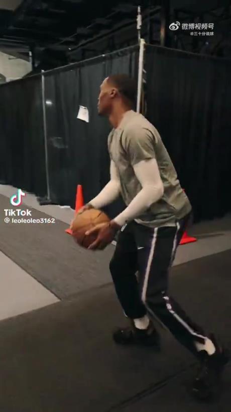 笑死!威少被这个矮篮筐整不会了,疯狂打铁 笑死!威少被这个矮篮筐整不会了,疯狂打铁