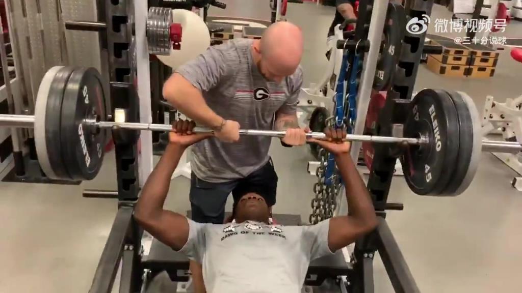 什么水平?爱德华兹17岁时,辅助卧推275磅 什么水平?爱德华兹17岁时,辅助卧推275磅