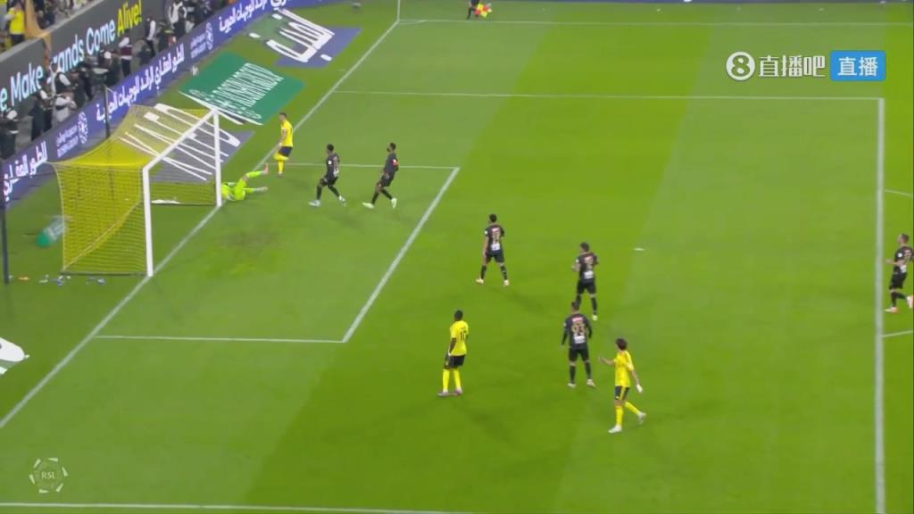 可惜！马内禁区内送妙传，C罗后点插上打门遭神扑！