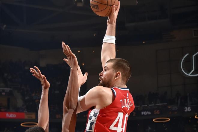 面对骑士拿下33+18也难阻失利,快船内线大将不应该为失败背锅?