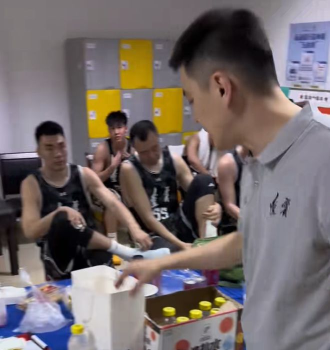 大胜新疆更衣室！杨鸣直指赢河南，高诗岩动情发言，继伟回应伤情