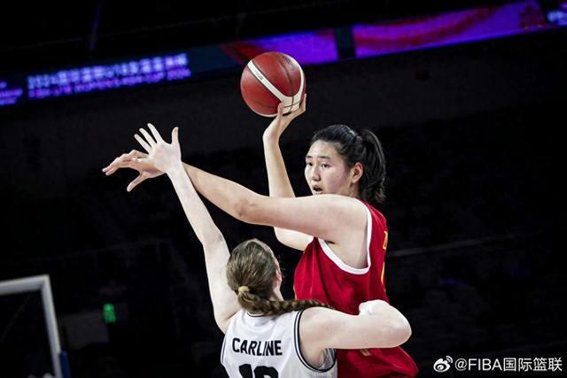 “女版姚明”张子宇国家队首秀轰18分