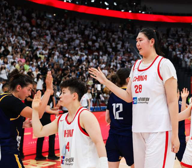 宫鲁鸣:18岁中锋张子宇300斤和姚明相当 她场上摔一跤吓我们一跳