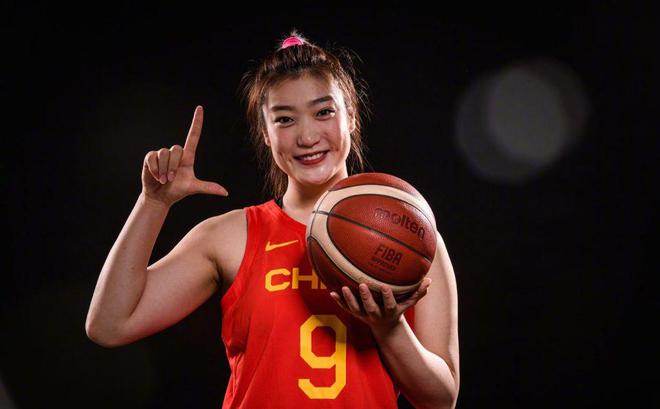 宫鲁鸣指导首次正面回应李梦离队一事：长期脱队训练，个人问题