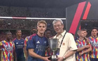 友谊赛阿森纳1-0战胜AC米兰，队长厄德高接过冠军奖杯