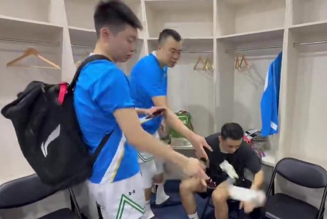 素质高!辽篮众将赛后打扫更衣室 韩德君带头 俞泽辰和原帅加入