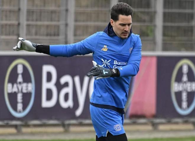 弗莱肯受伤，图片报：勒沃库森正在考虑临时签下一名新门将