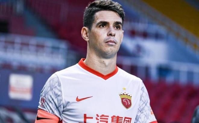 奥斯卡意外亮相上港冬训!直接跟穆斯卡特合影留念,队友点赞欢迎