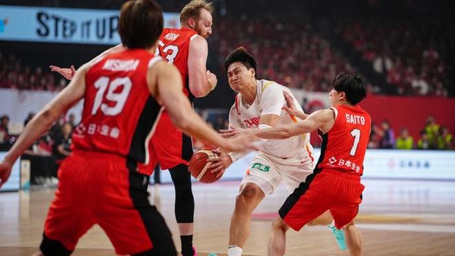 再夸张的“客场哨”也挡不住大逆转!中国男篮击败日本队,拿下世预赛关键一胜