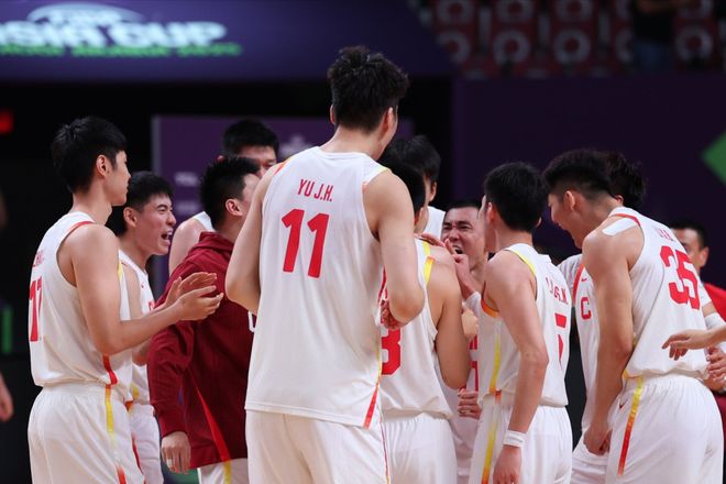 日本输球又输人,中国男篮15分大逆转!5打功臣爆发无惧客场5打8