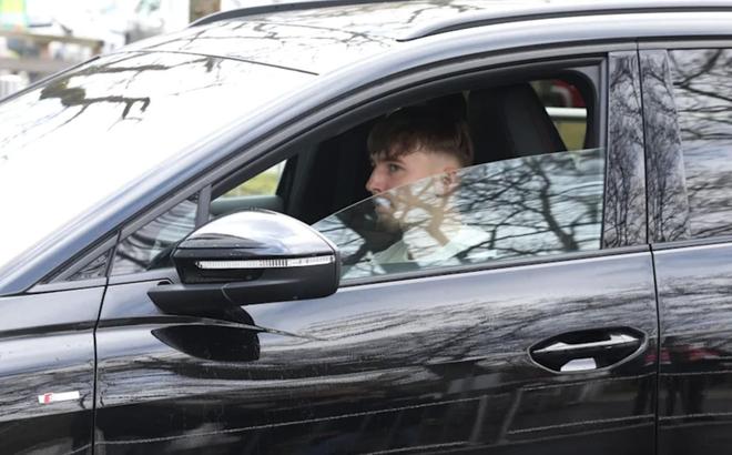 成年了,图片报:伦纳特-卡尔首次独自驾车前往训练基地