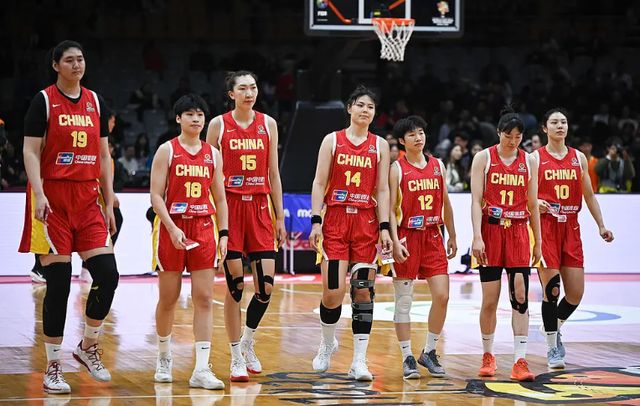 中国女篮惨败比利，三问宫鲁鸣：长期集训都练了些什么