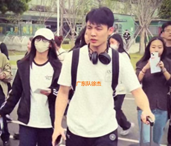 广东队已经抵达成都!很多球迷迎接,胡明轩凝重 徐杰情绪低落