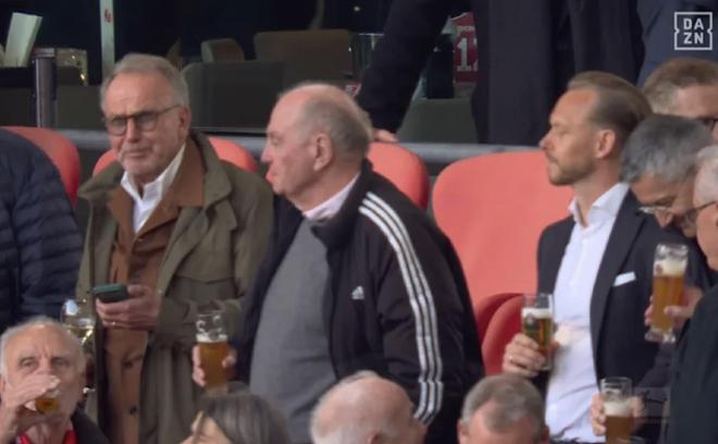 图片报：拜仁夺冠后赫内斯、鲁梅尼格等人在VIP区小酌来庆祝