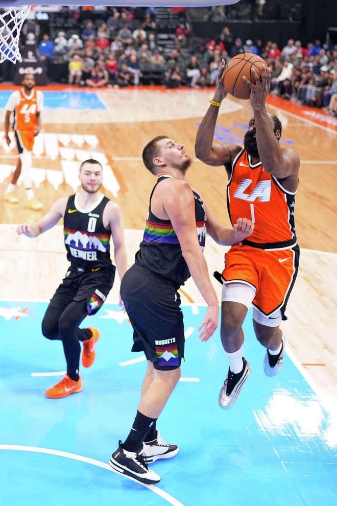 约基奇55+12创NBA第1神迹,还刷爆纪录!掘金完胜快船,哈登23+8