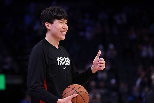 杨瀚森面部挫伤出战成疑!想带病训练 刚到球馆就被安排回家休养