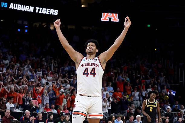 湖人试训奥本大学先发中锋,他是球队急需的黑又硬内线球员?