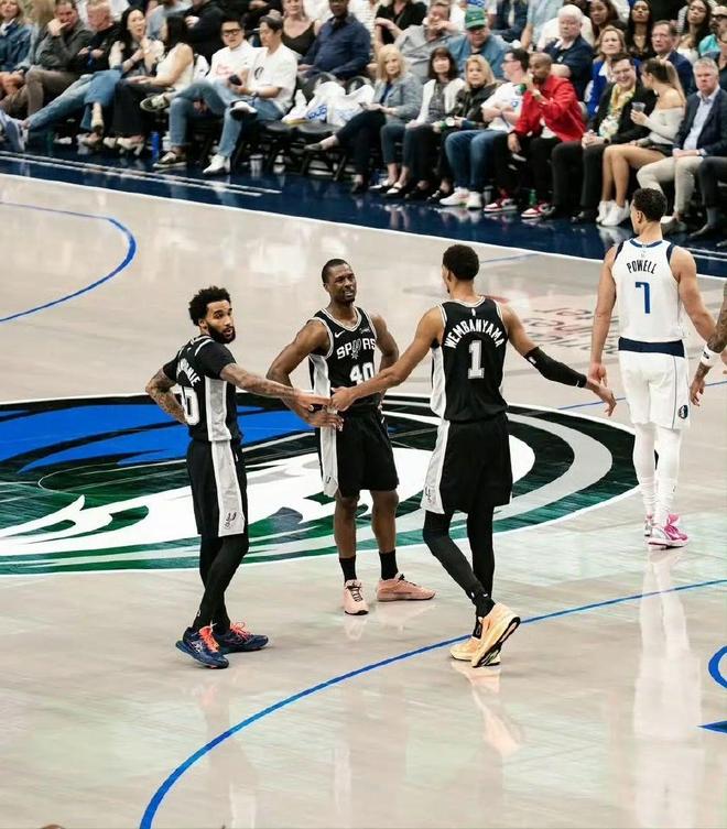 掀翻马刺，NBA爆出大冷门！布克28+13带飞全队，文班14中4失灵了