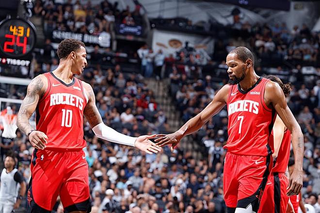 攻防兩端的表現都堪稱災難!火箭鋒線新星簡直是被馬刺打爆了?