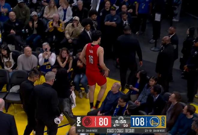 幸无大碍!杨瀚森后脑被撞后经短暂检查重返球场继续比赛