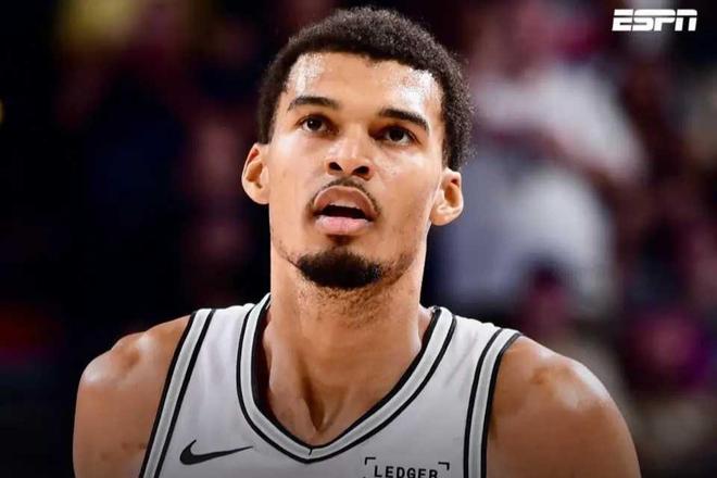 对阵勇士后,文班亚马突发伤病!预计缺席数周,马刺队麻了!