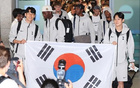 热刺全队已经抵达韩国，孙兴慜、梁民革举韩国国旗合照
