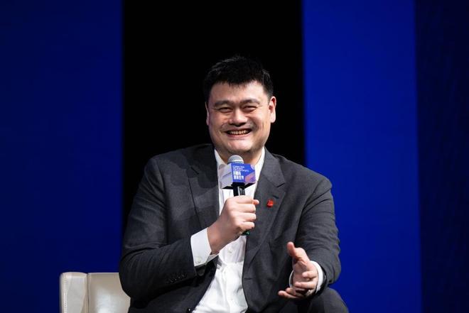 排面!姚明觀禮抗戰(zhàn)勝利80周年閱兵,2米26巨人坐看臺遮擋一片觀眾