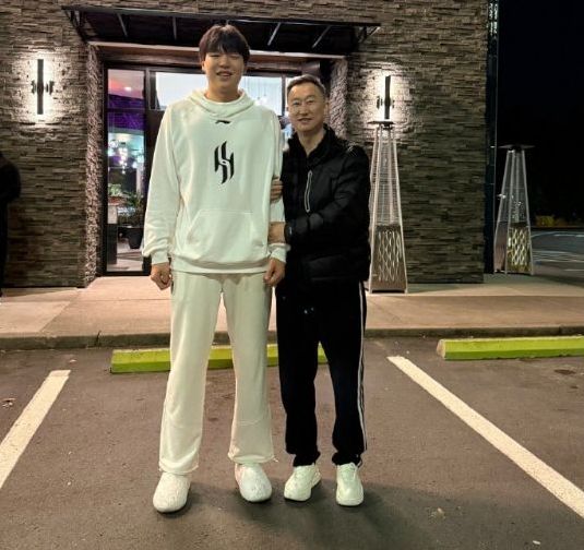 刘维伟回国寄语杨瀚森:未来不会顺利每天都要进步 获赠签名球衣