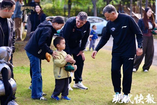 CBA南京同曦男篮球员进校园,与幼儿园的孩子们亲密互动