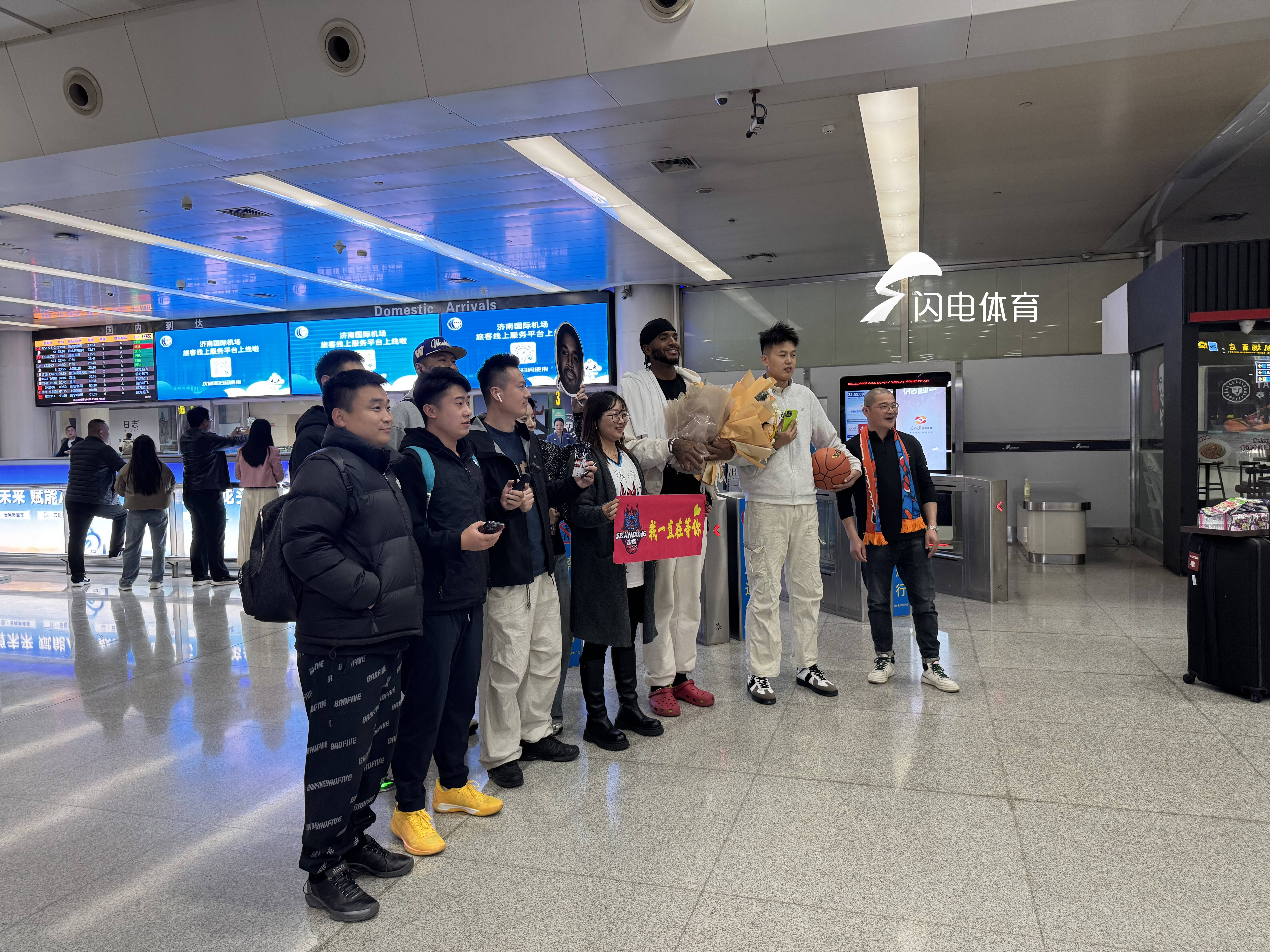 山东高速男篮外援克里斯抵济 新赛季备战加速