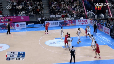 36岁晚节不保?前男篮队长全运会伤人动作太恶劣,球迷:真脏