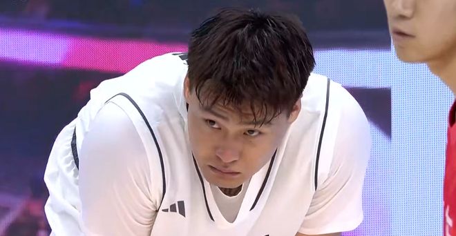 看了周鹏摊手后又推人的暴躁举动，才发现，广东想冲金还差点火候