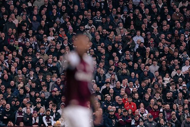 维拉主场唱欧冠chant嘲讽枪手?球迷解释:我们对英乙球队也这么唱