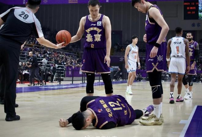 愿无大碍!沈梓捷脚踝扭伤十分痛苦,后被送往医院进行检查