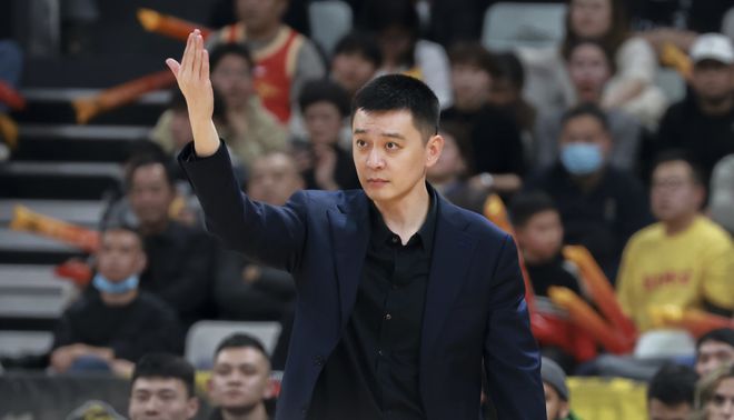 吃T遭逐后杨鸣深夜发鸡汤视频：被欺压时不必害怕把事情闹大