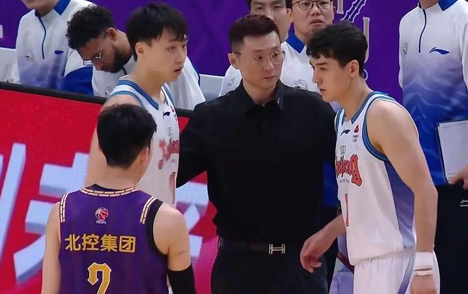北控男篮不敌新疆,两大问题明显,齐麟19分阿不都沙拉木17+7