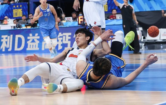 徐杰受傷第一時刻！有誰注意到2位北京球員舉動，真的太暖心了