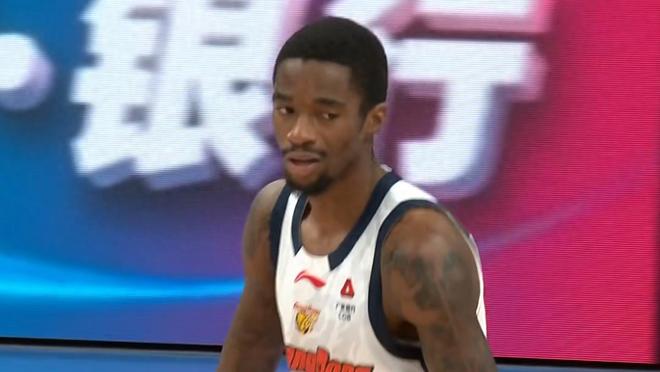 廣東男籃潰?。≌l注意到這個鏡頭，趙睿太暖心，深夜徐杰傷情公布