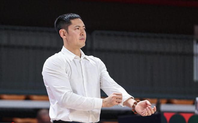 20分大??！張慶鵬還不下課？除了外援沒人幫忙，丁偉笑而不語