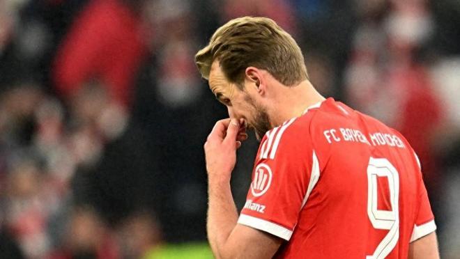 德甲大地震！拜仁主場(chǎng)1-2爆冷負(fù)奧格斯堡，聯(lián)賽不敗金身告破