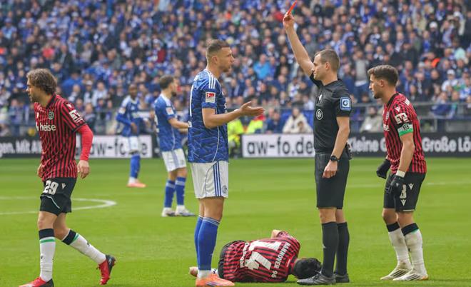 德足協(xié)官方：哲科因?qū)嵤┐直┓敢?guī)被禁賽兩場；沙爾克已上訴