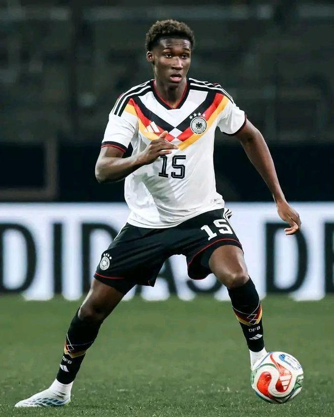 18岁身价4500万,天才中卫横空出世!一季成名,切尔西巴黎全盯上