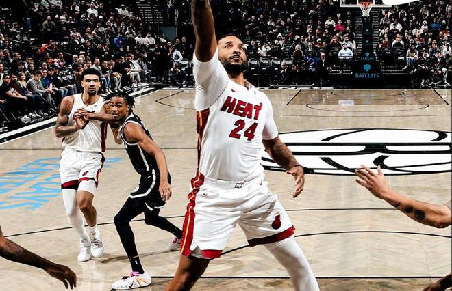 阿德巴约打铁怒抢17板,鲍威尔24分韦尔22+12+4封盖,热火擒篮网