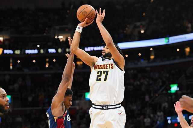 你的超級英雄會踏著七彩祥云，畫著戰(zhàn)術(shù)板來拯救你的主隊